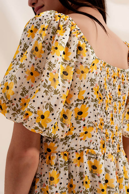 Vestido amplio amarillo con mangas abullonadas