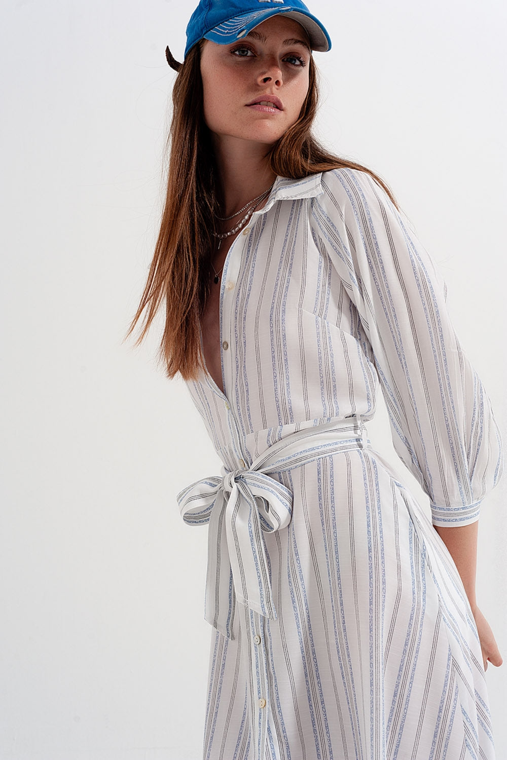 Vestido amplio con botones y diseño a rayas