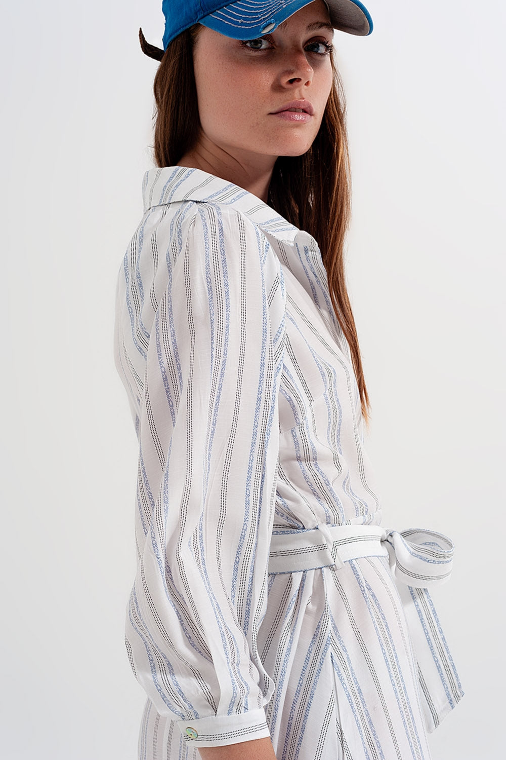 Vestido amplio con botones y diseño a rayas