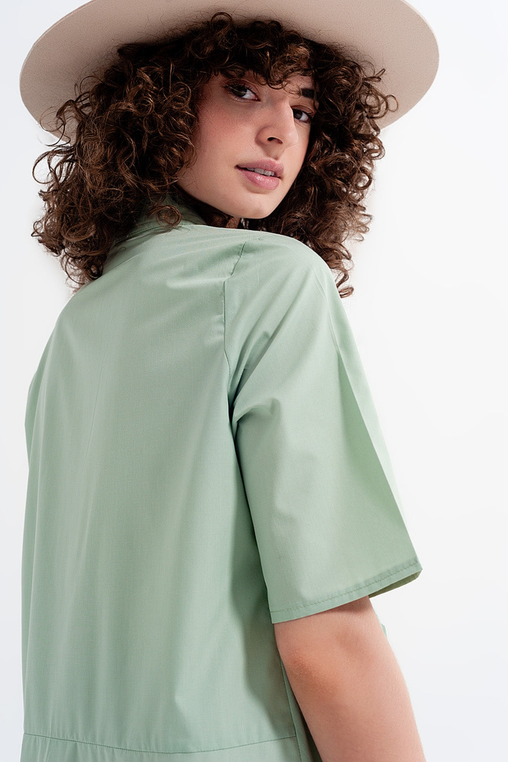 Vestido amplio corto en color verde a capas