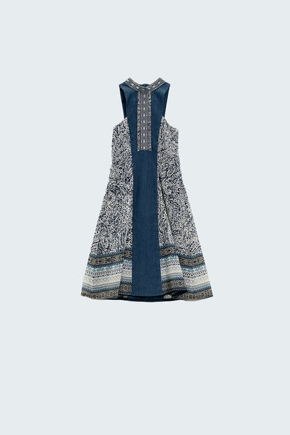 Q2 Vestido azul con cuello alto