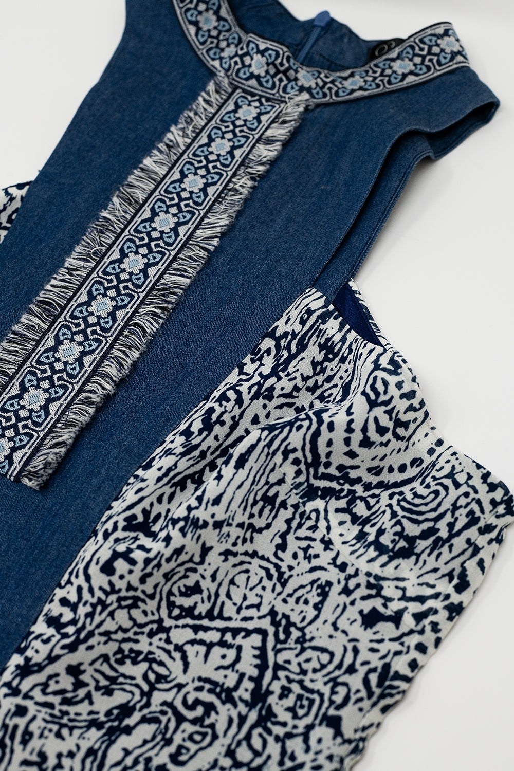 Vestido azul con cuello alto