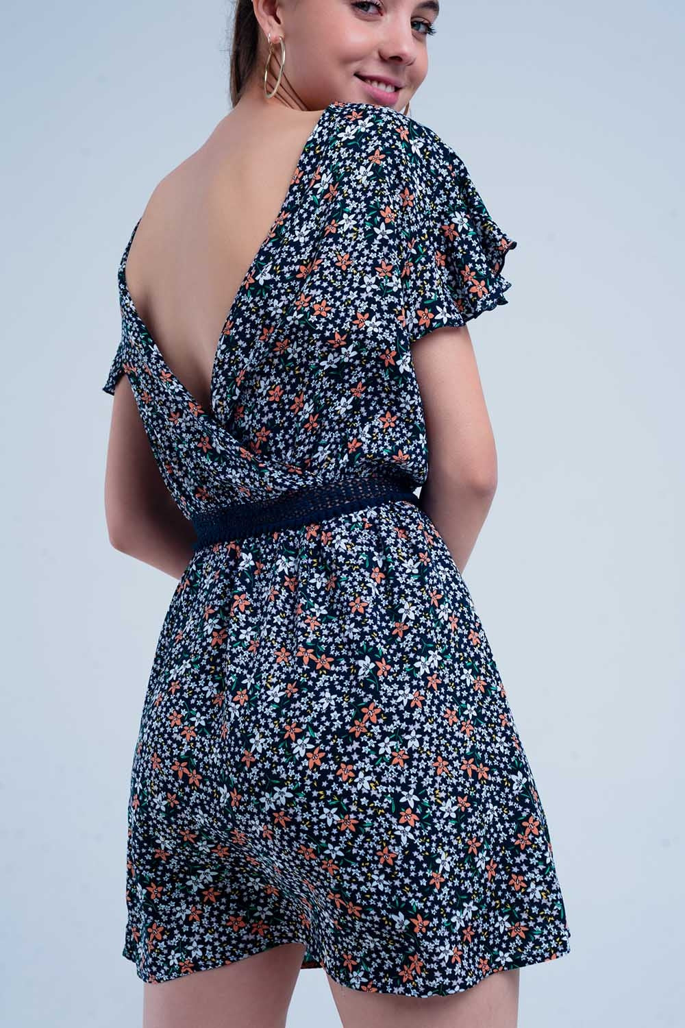 Vestido azul marino con estampado de flores y detalle abierto en la espalda