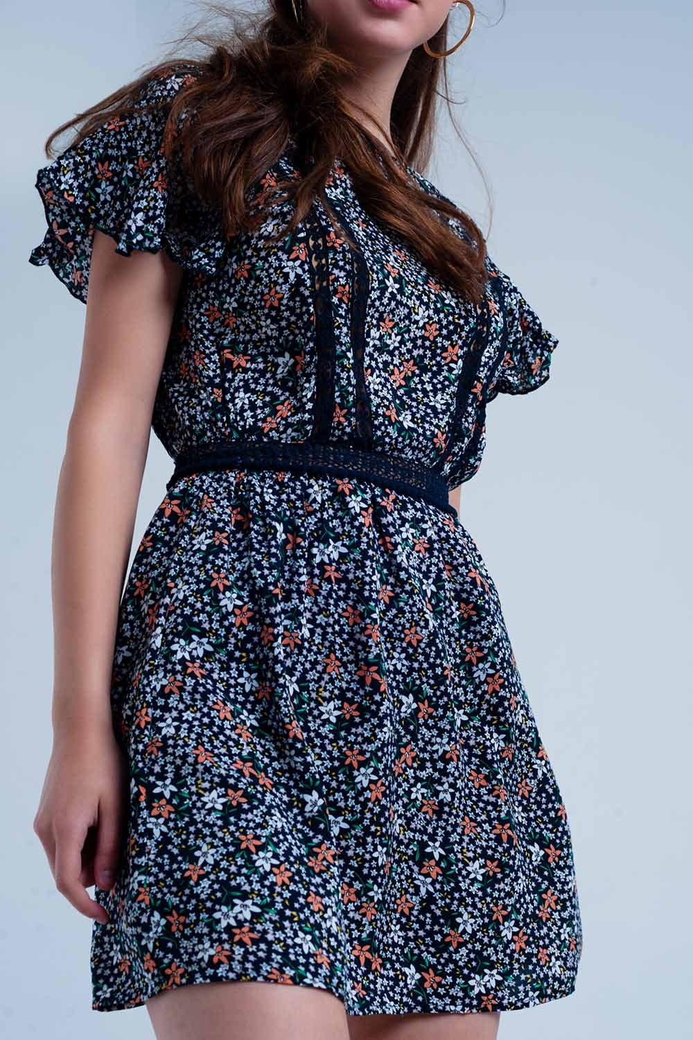 Vestido azul marino con estampado de flores y detalle abierto en la espalda