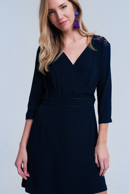 Vestido azul marino cruzado con encaje