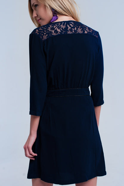 Vestido azul marino cruzado con encaje
