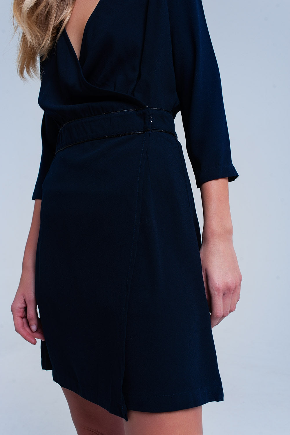 Vestido azul marino cruzado con encaje