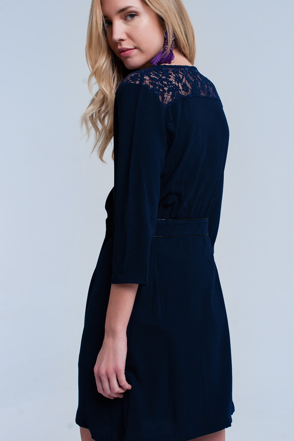 Vestido azul marino cruzado con encaje
