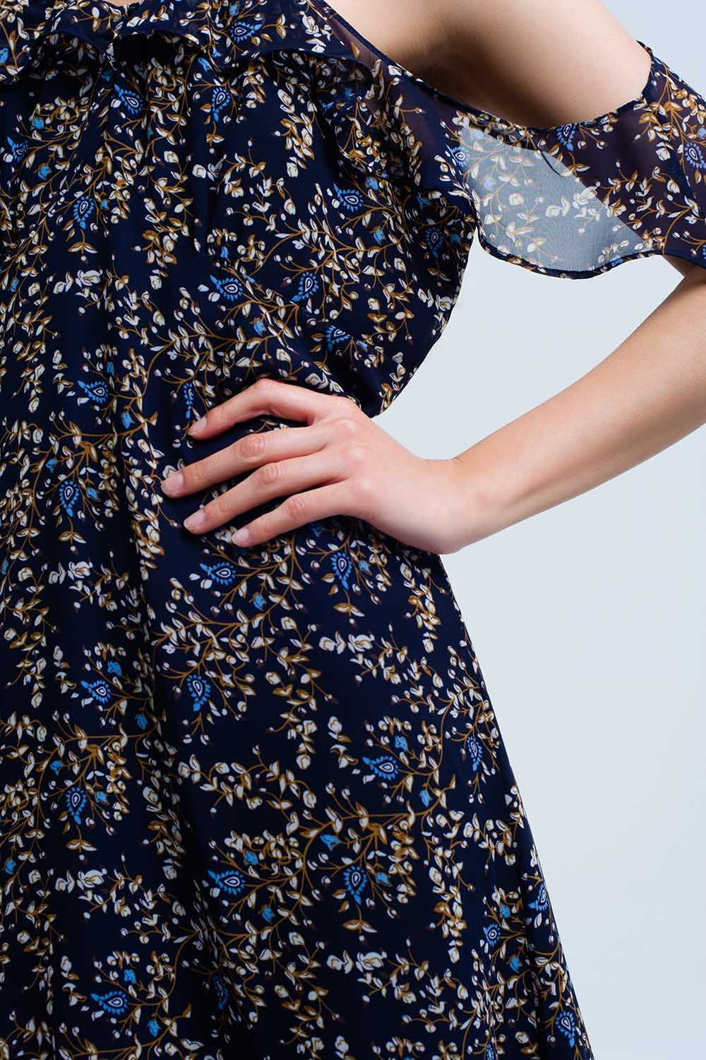 Vestido azul marino midi con estampado de flores y volantes