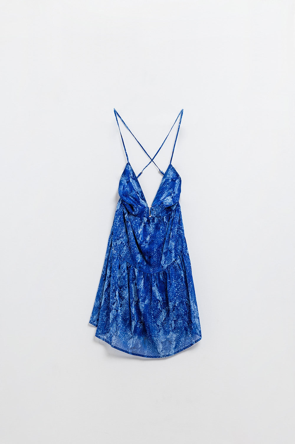 Vestido BabyDoll con escote halter y espalda descubierta en estampado azul serpiente