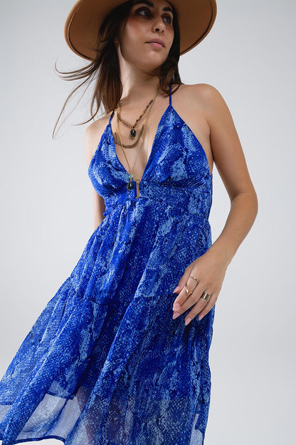 Vestido BabyDoll con escote halter y espalda descubierta en estampado azul serpiente