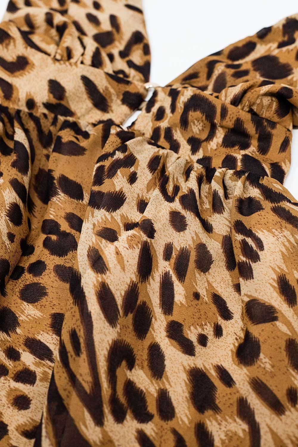 Vestido BabyDoll de gasa con espalda abierta y escote halter en estampado de leopardo