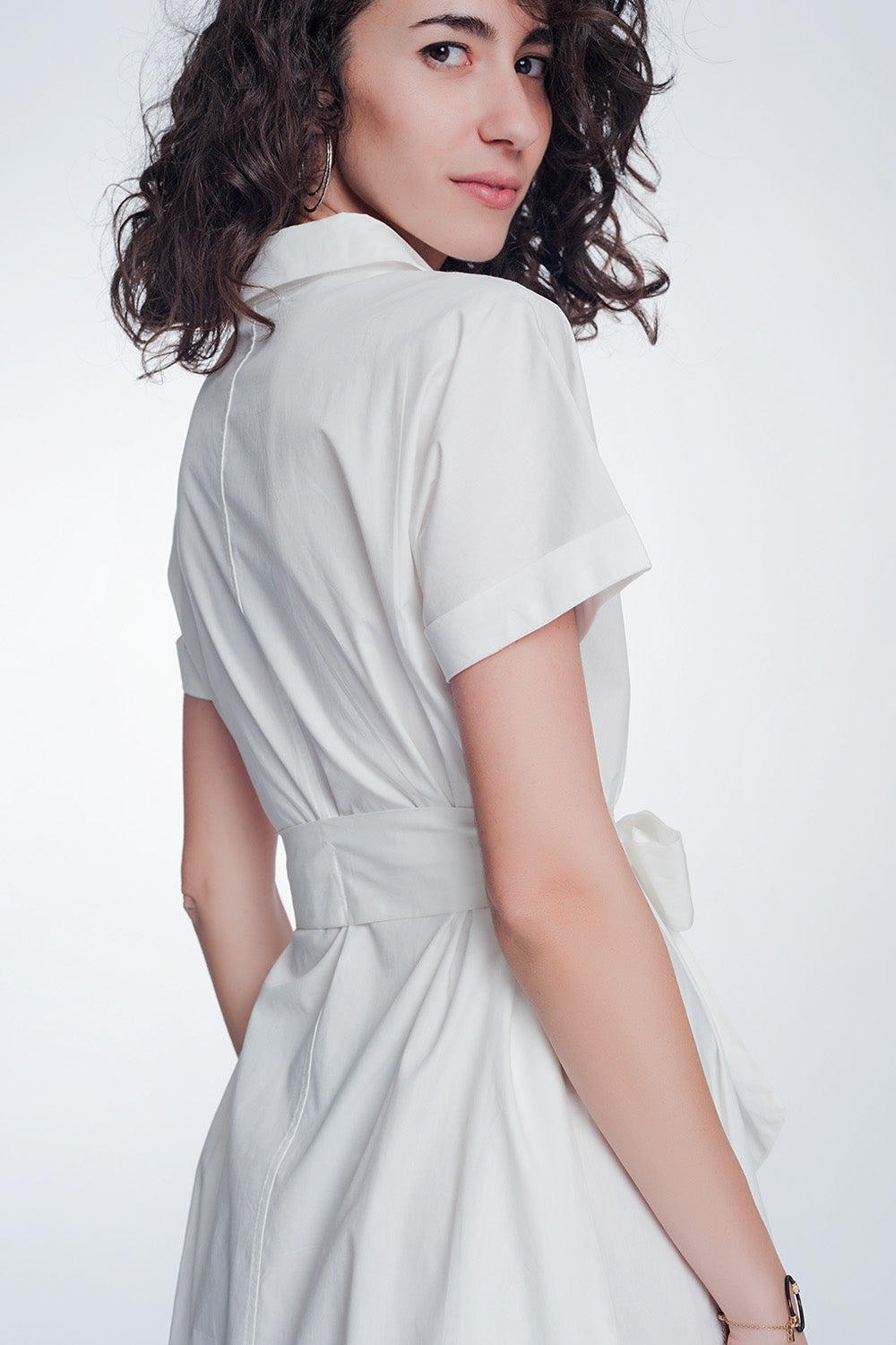 Vestido blanco de popeline con manga corta y cinturon