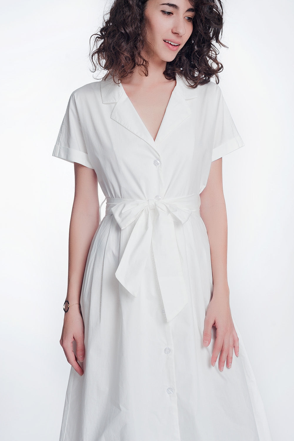 Vestido blanco de popeline con manga corta y cinturon