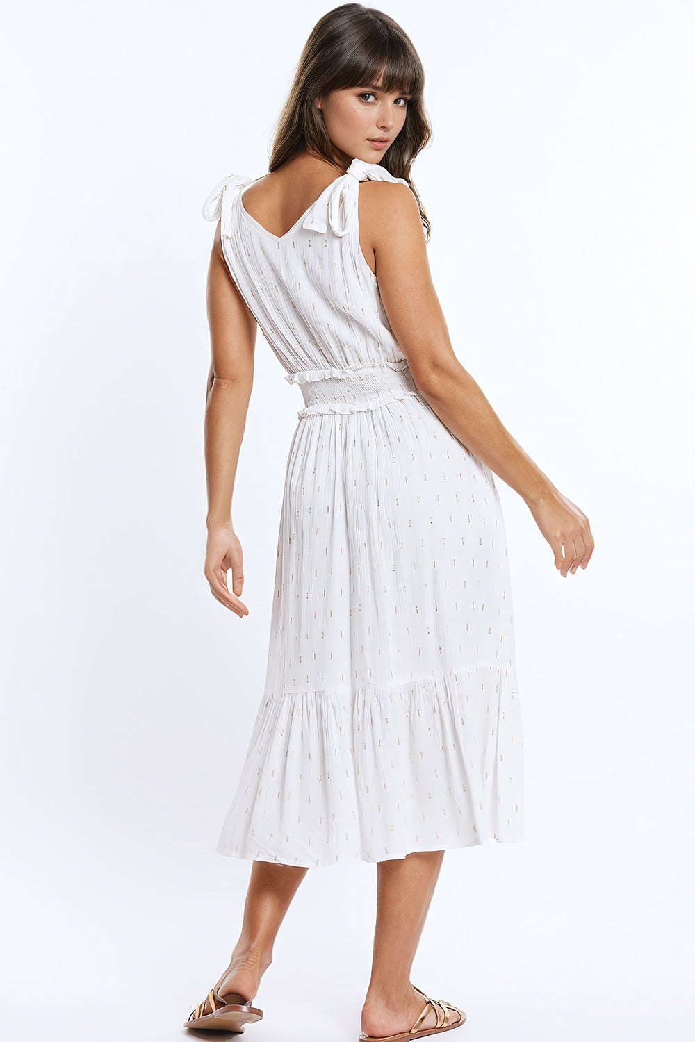 Vestido blanco midi con detalle de smock en la cintura y lunares dorados