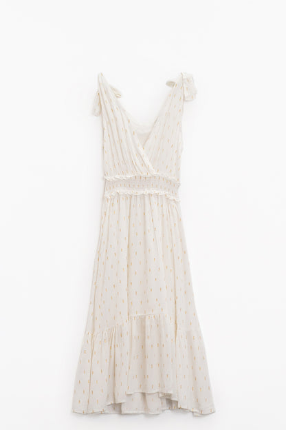 Vestido blanco midi con detalle de smock en la cintura y lunares dorados