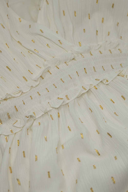 Vestido blanco midi con detalle de smock en la cintura y lunares dorados