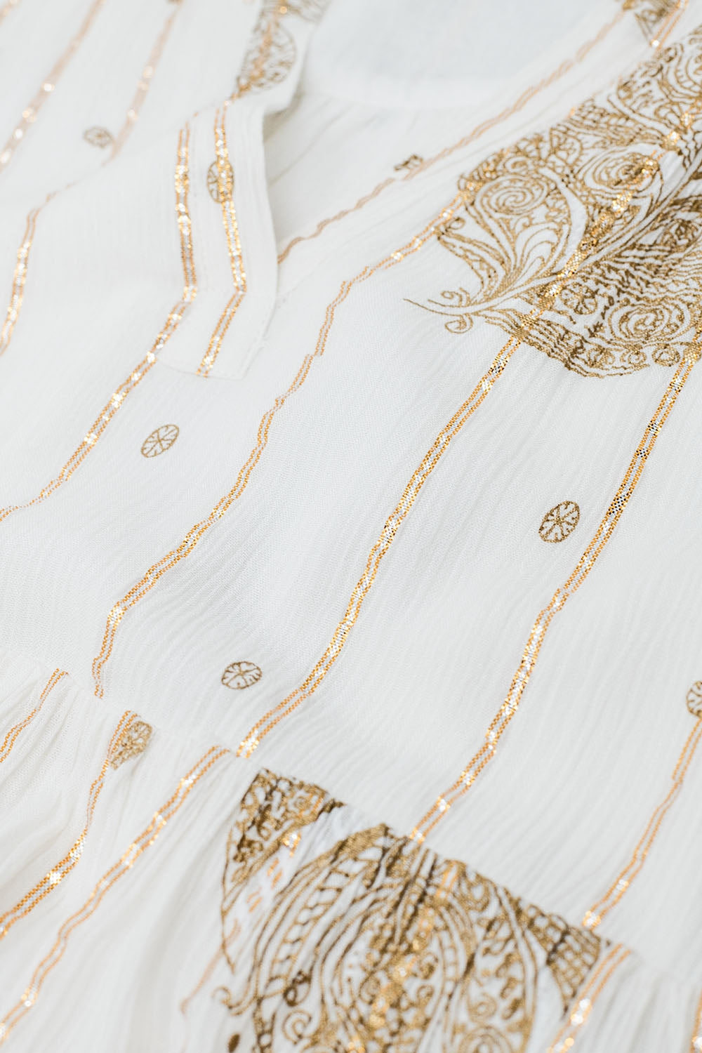 Vestido boho de manga larga con estampado de hojas y detalles de lúrex en blanco
