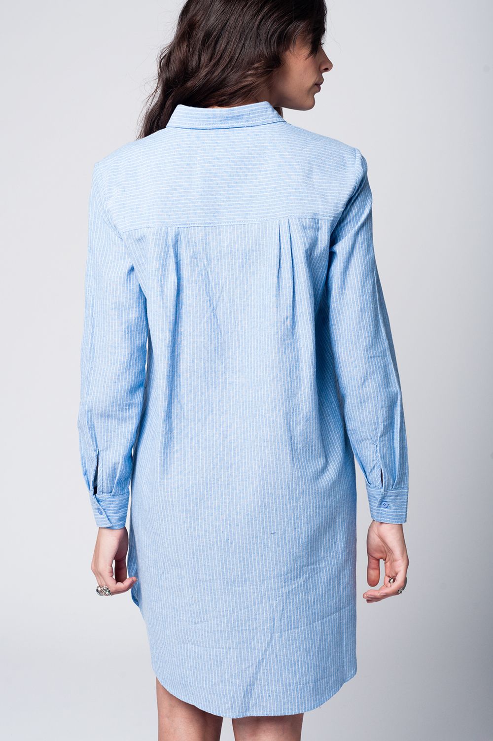 Vestido camisero a rayas azules con detalle de lazo en la cintura