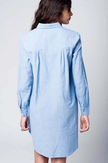 Vestido camisero a rayas azules con detalle de lazo en la cintura
