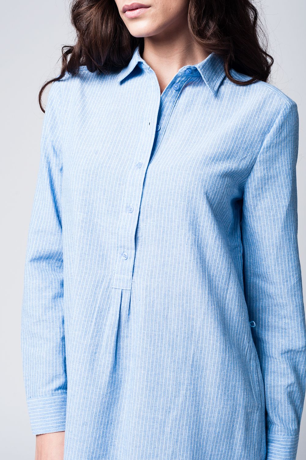 Vestido camisero a rayas azules con detalle de lazo en la cintura
