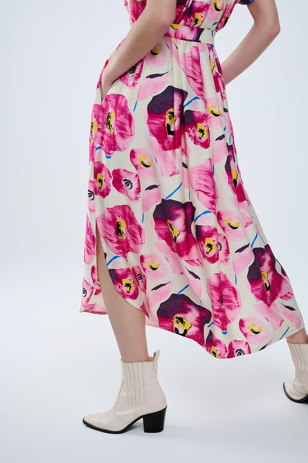 Vestido camisero abotonado con estampado floral en fucsia