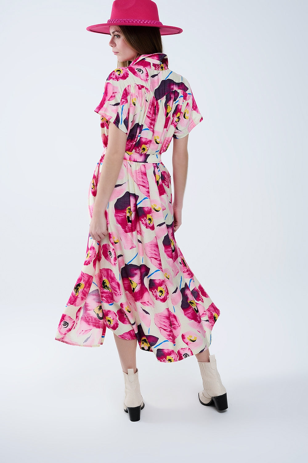 Vestido camisero abotonado con estampado floral en fucsia