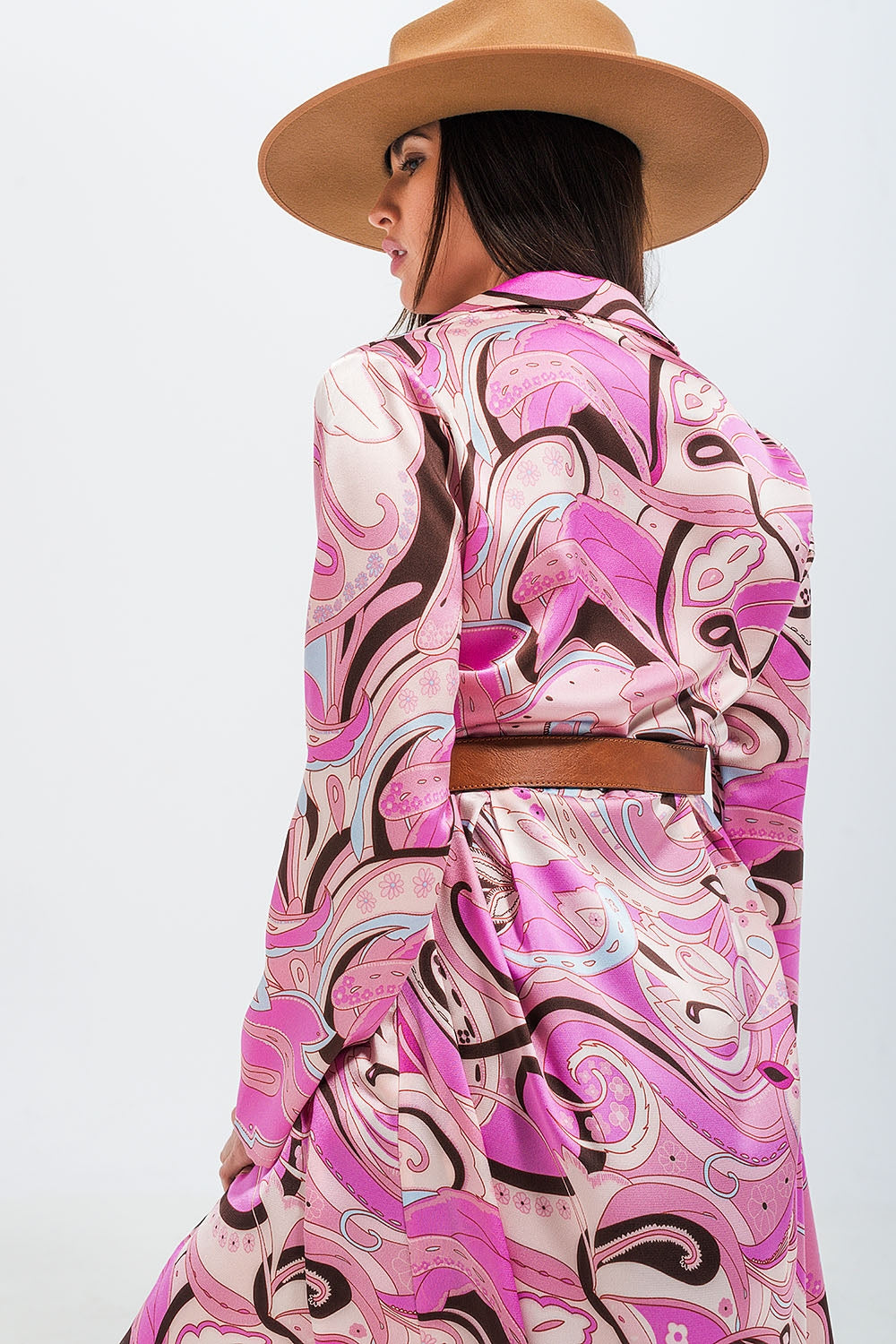 Vestido camisero color rosa con estampado abstracto