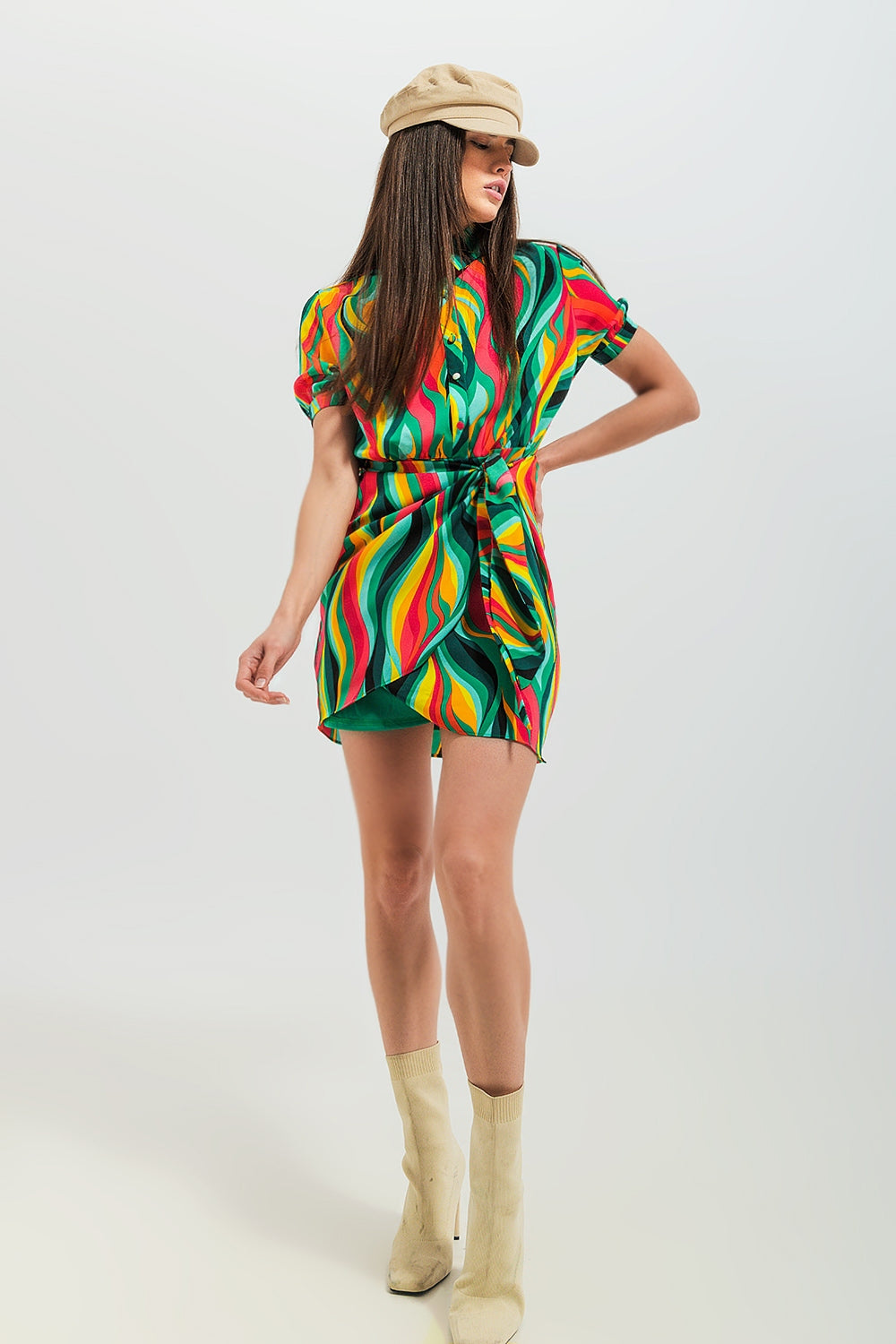 Vestido camisero corto con diseño cruzado y estampado de remolinos