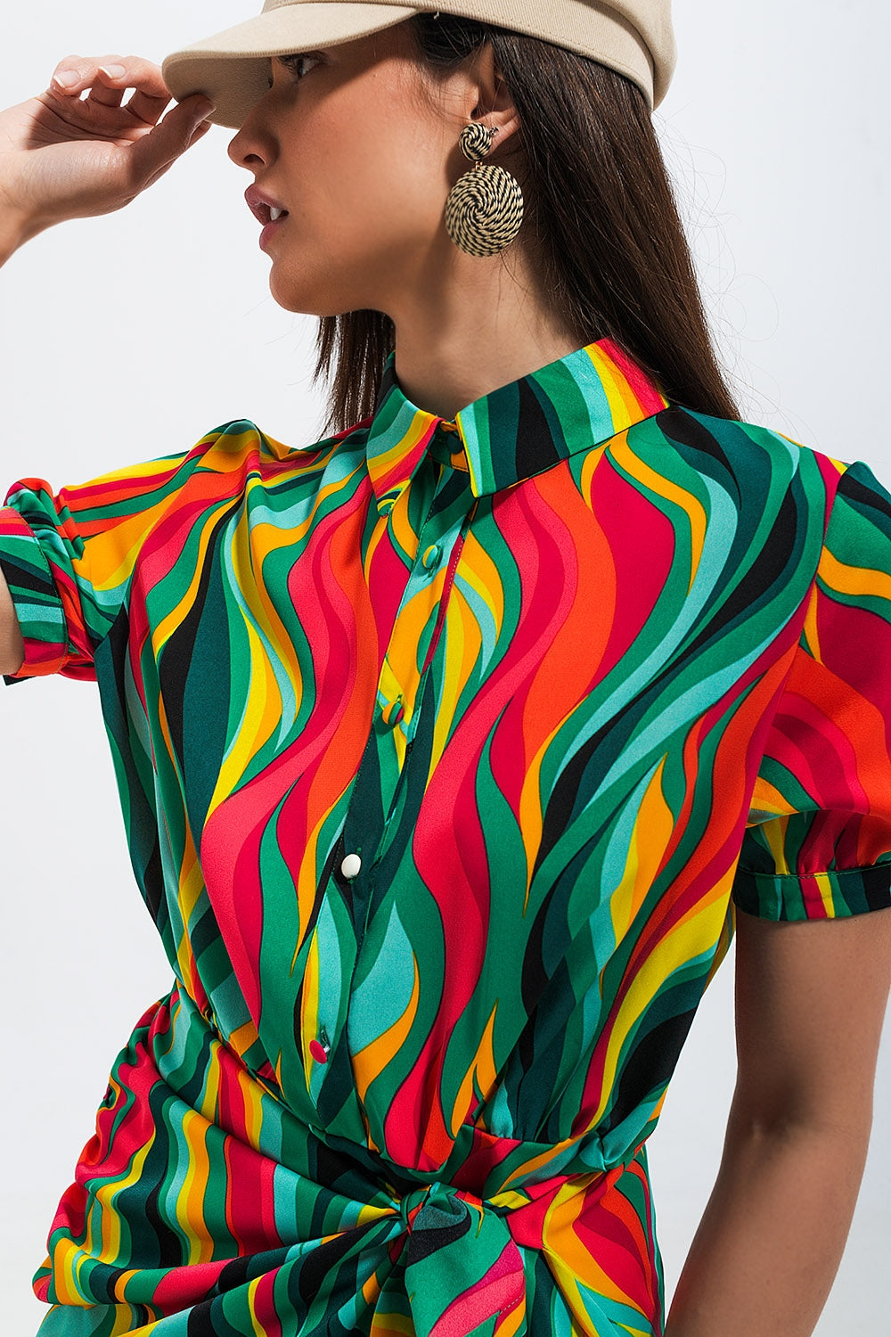 Vestido camisero corto con diseño cruzado y estampado de remolinos