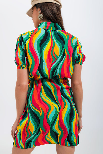Vestido camisero corto con diseño cruzado y estampado de remolinos
