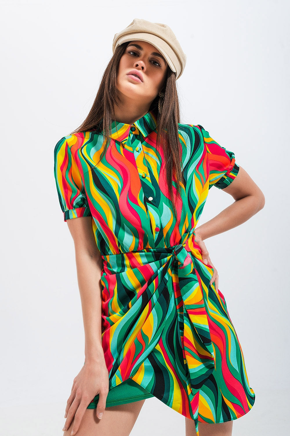 Vestido camisero corto con diseño cruzado y estampado de remolinos