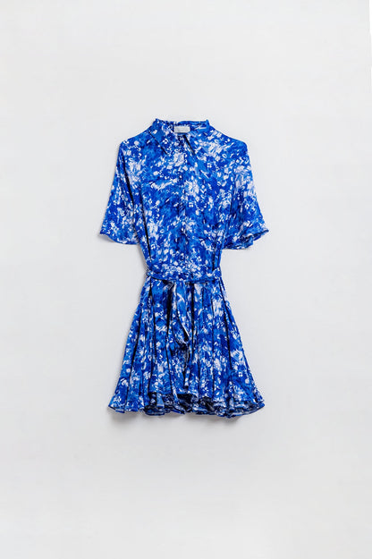 Vestido camisero corto fluido con mangas de ángel en estampado abstracto azul