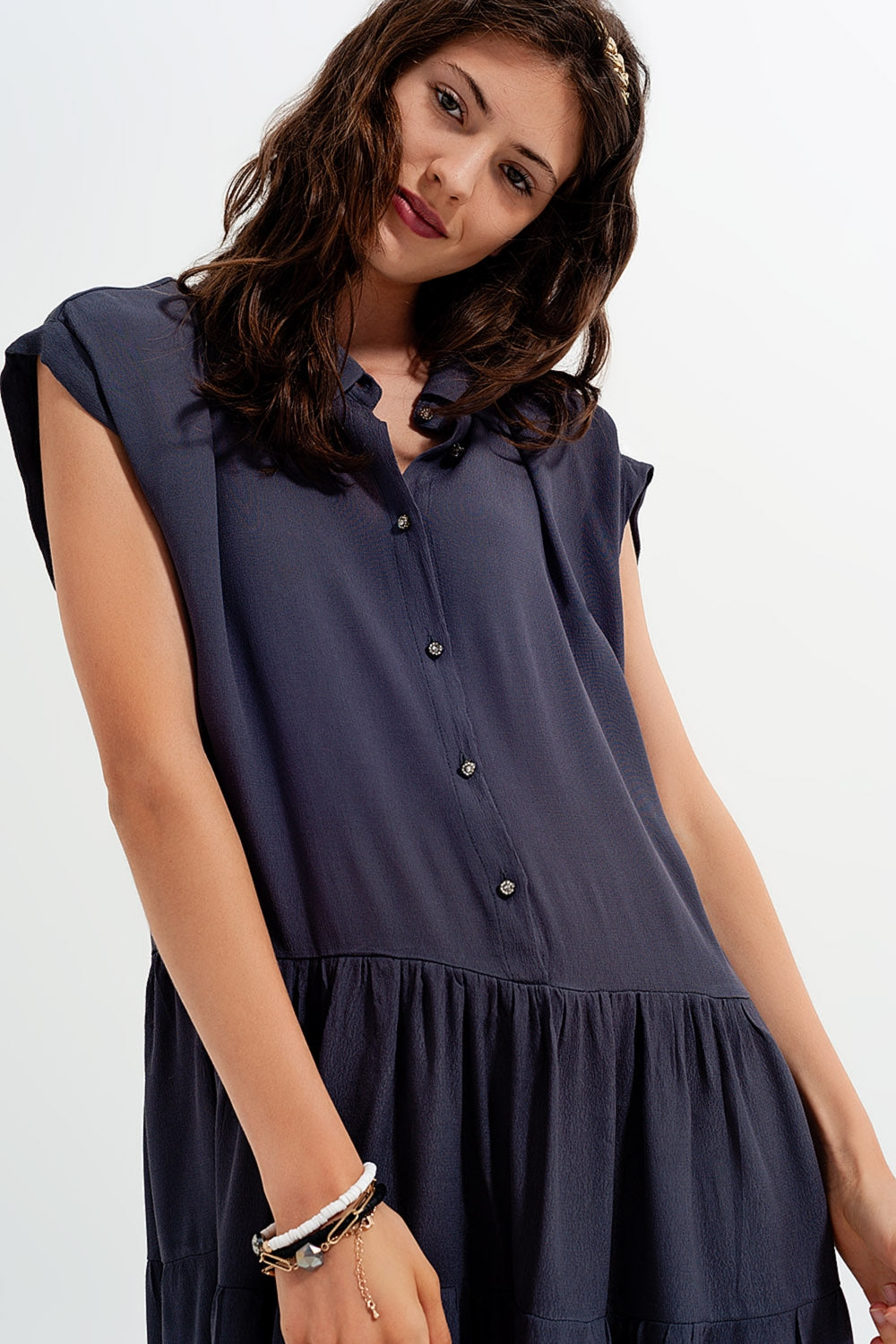 Vestido camisero corto y bajo escalonado gris