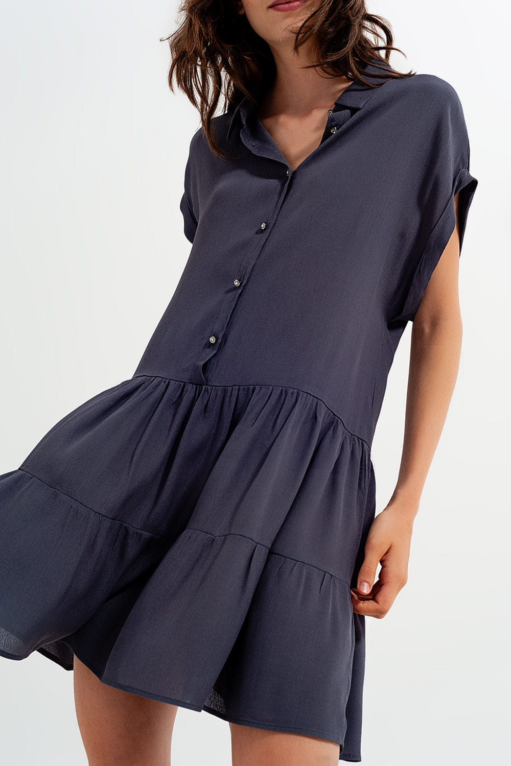 Vestido camisero corto y bajo escalonado gris