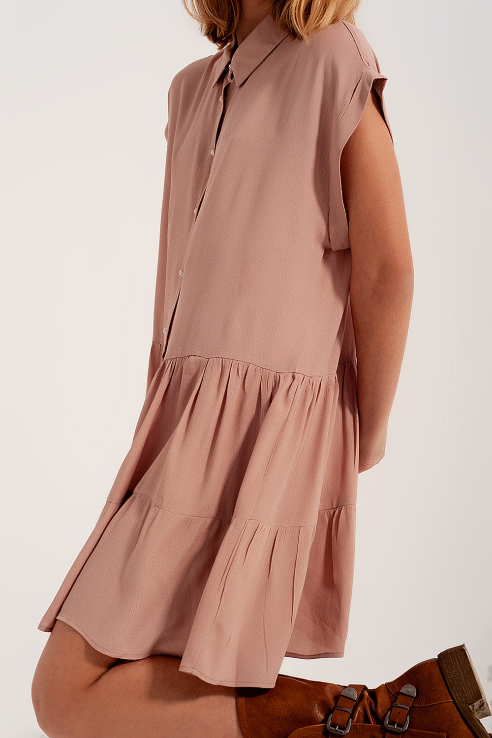 Vestido camisero corto y bajo escalonado rosa claro
