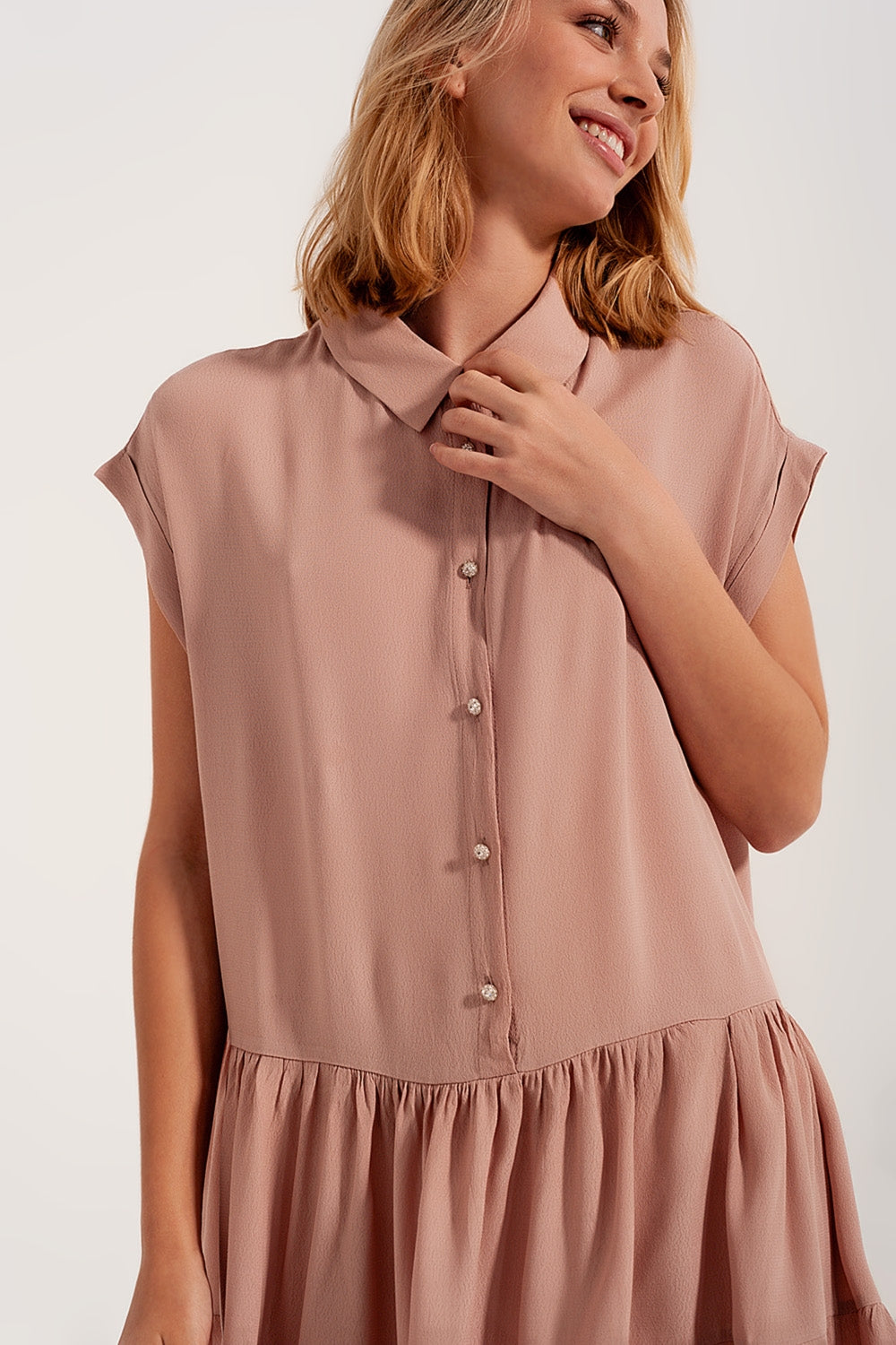 Vestido camisero corto y bajo escalonado rosa claro