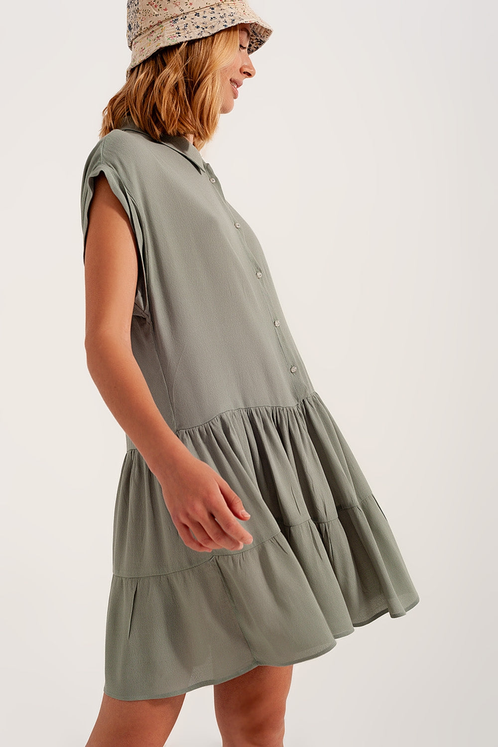 Vestido camisero corto y bajo escalonado verde