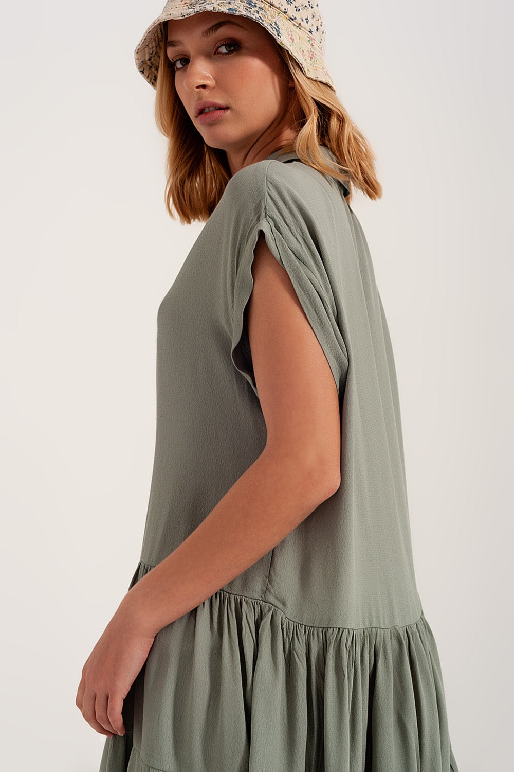 Vestido camisero corto y bajo escalonado verde
