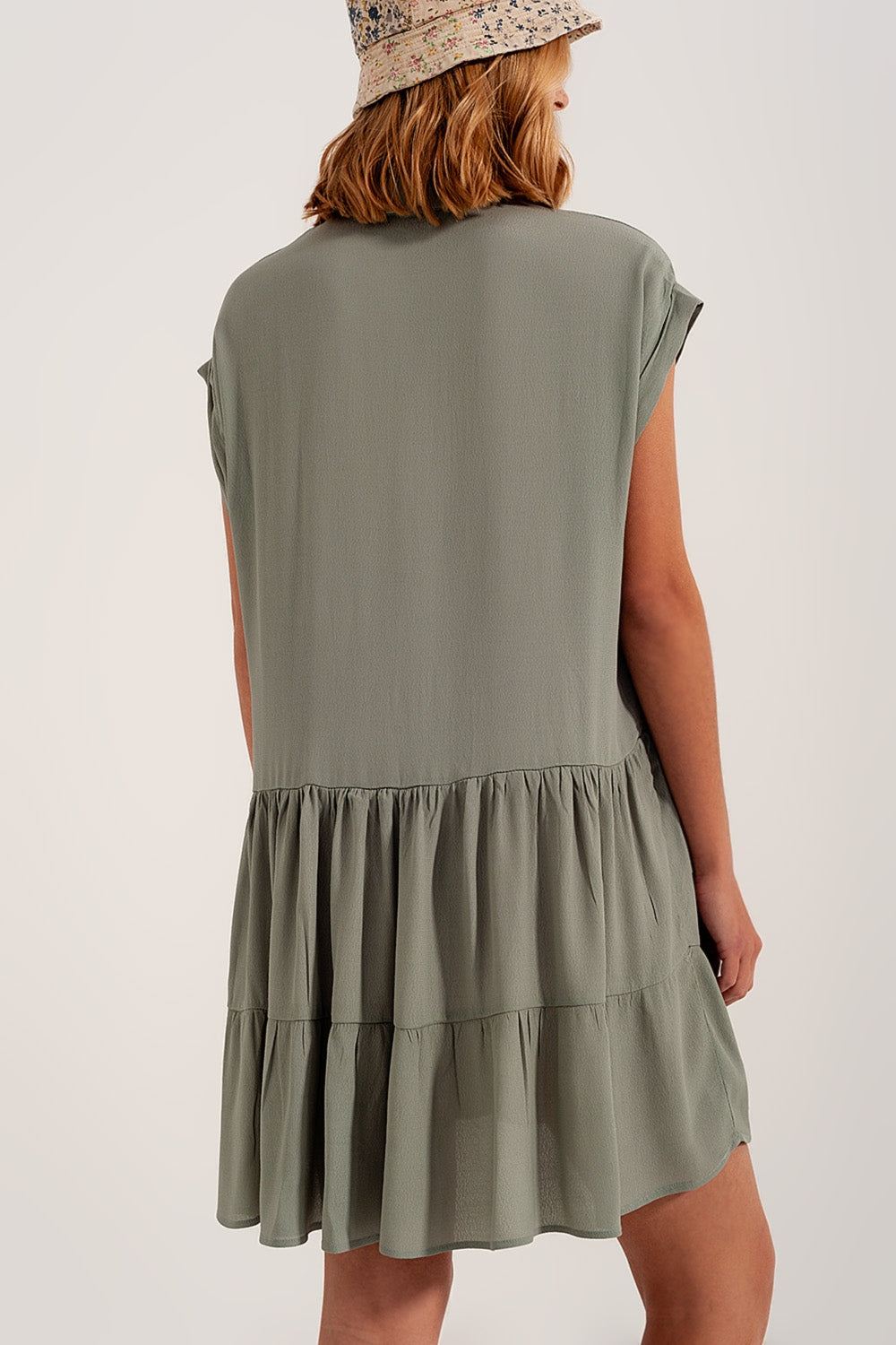 Vestido camisero corto y bajo escalonado verde