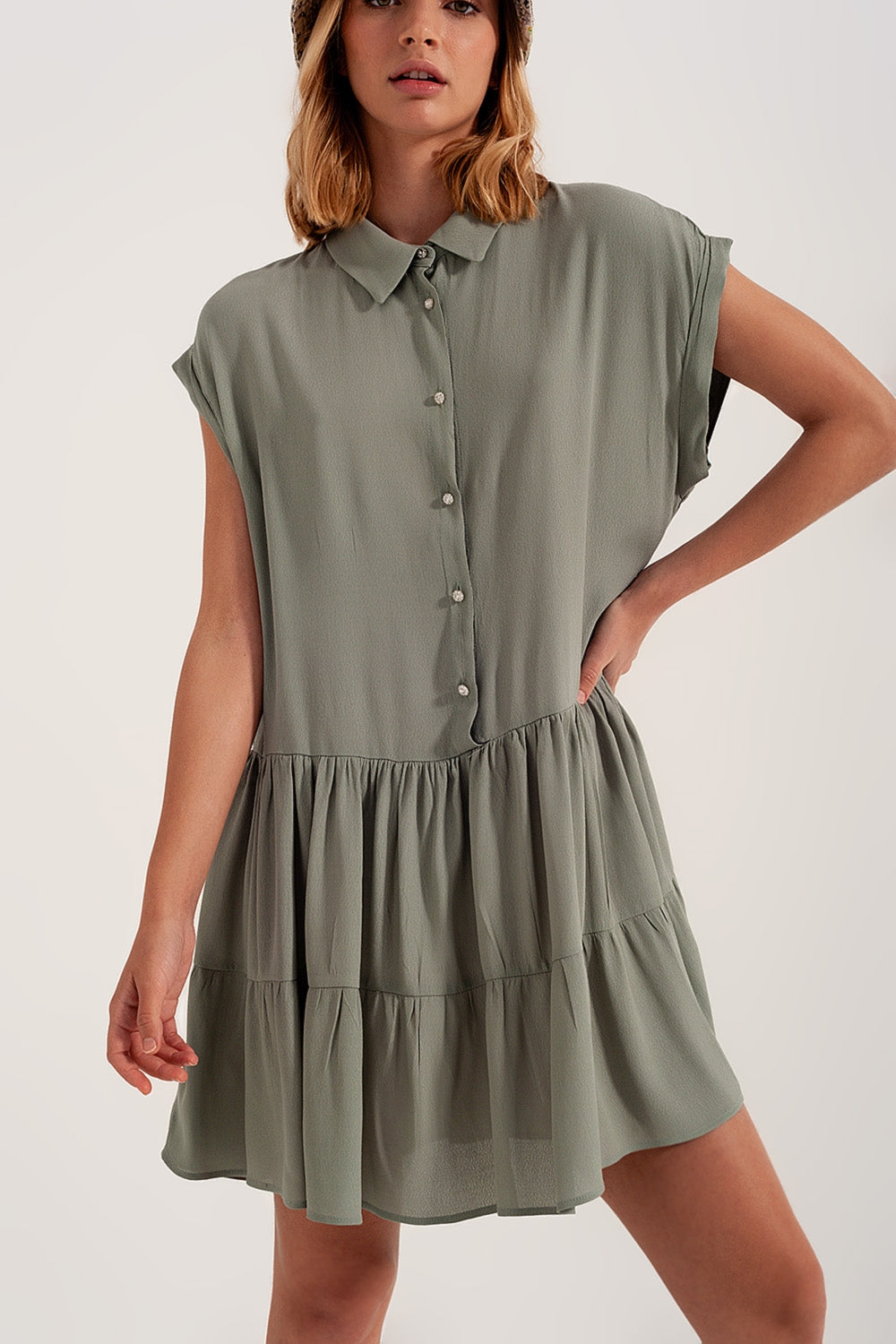 Vestido camisero corto y bajo escalonado verde