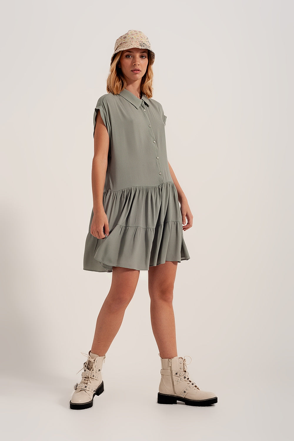 Vestido camisero corto y bajo escalonado verde