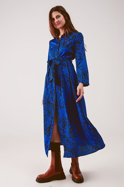 Vestido camisero largo azul con estampado animal y cinturón