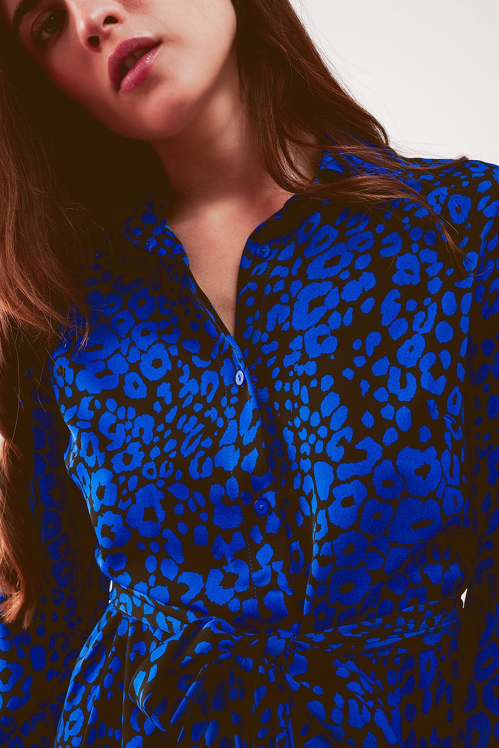 Vestido camisero largo azul con estampado animal y cinturón