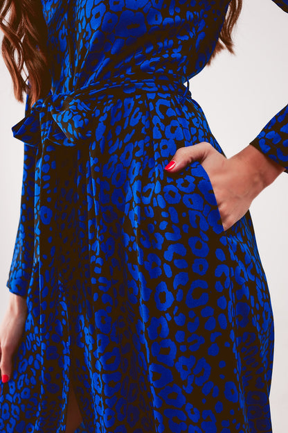 Vestido camisero largo azul con estampado animal y cinturón