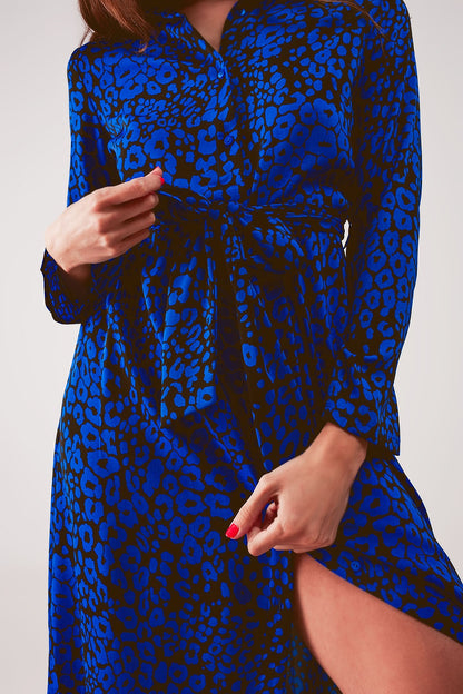 Vestido camisero largo azul con estampado animal y cinturón