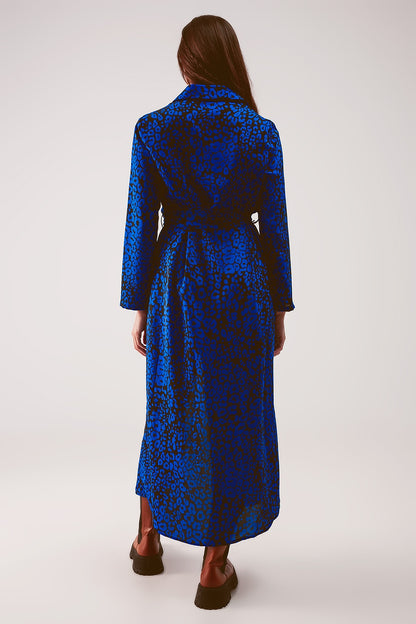 Vestido camisero largo azul con estampado animal y cinturón