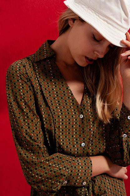 Vestido camisero semilargo con estampado de cuadros