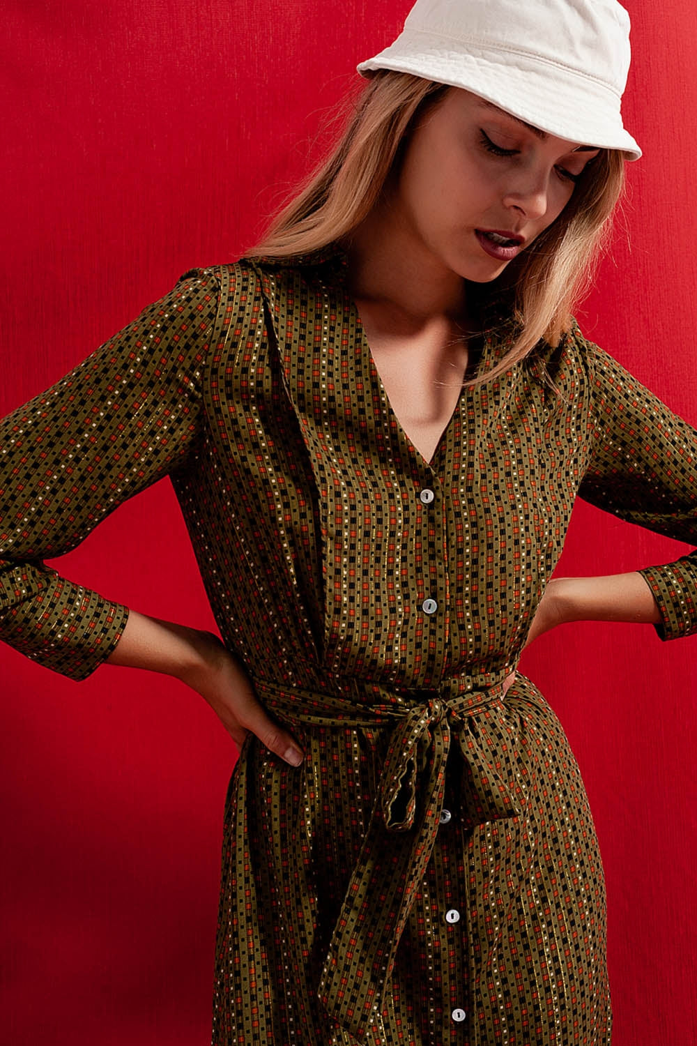 Vestido camisero semilargo con estampado de cuadros