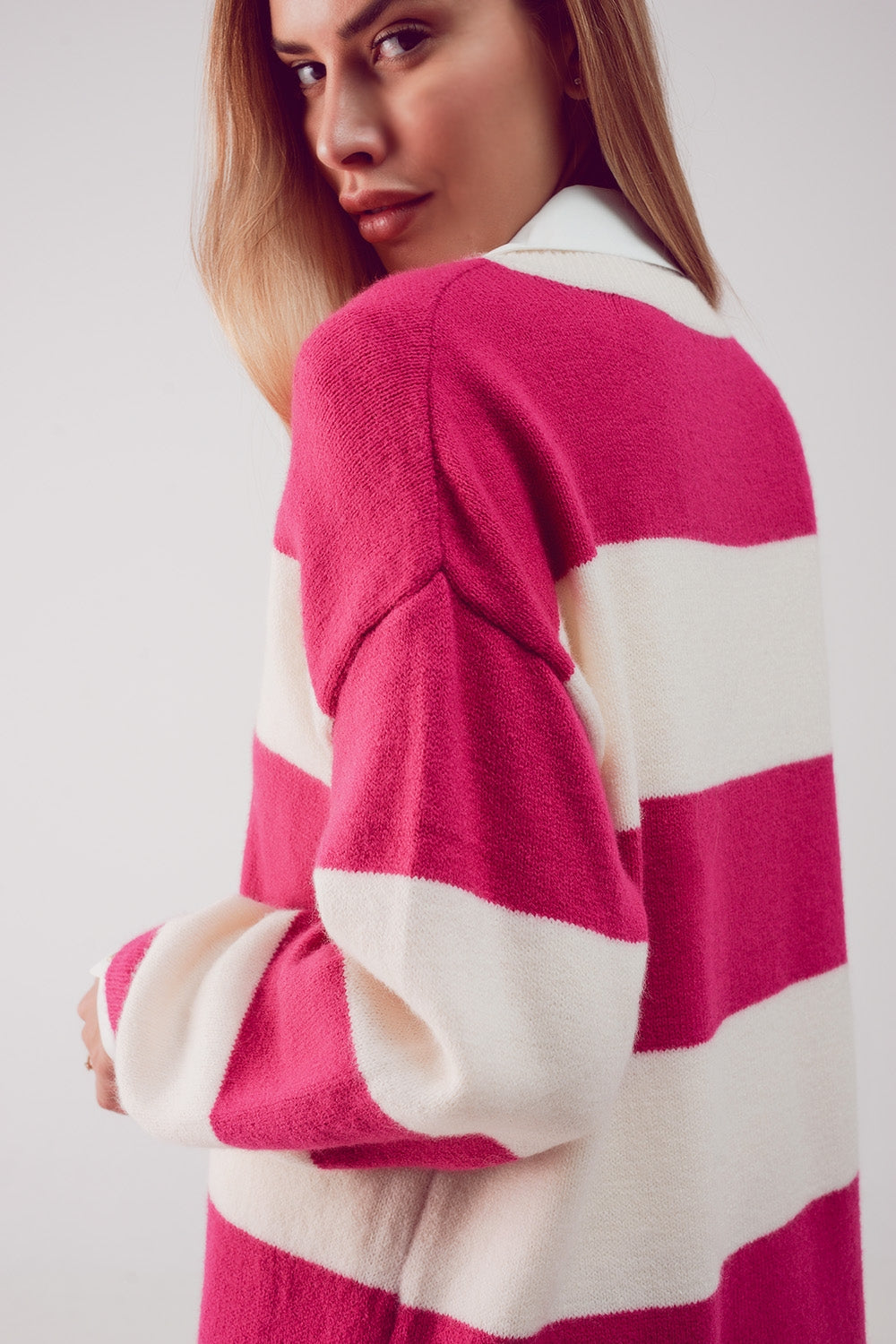 Vestido color fucsia y negro estilo jersey a rayas